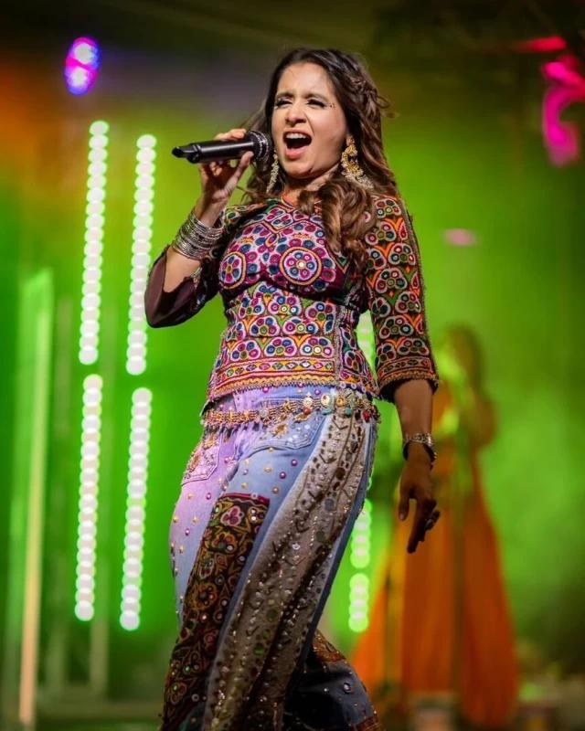 Aishwarya Majmudar performing live on stage — event hosted by Aalsiiindian