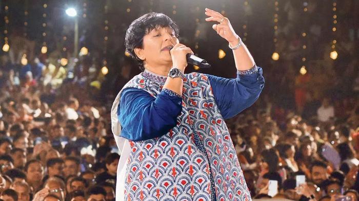 Falguni Pathak performing live with massive crowd at Navratri event — hosted by Aalsiiindian as MC