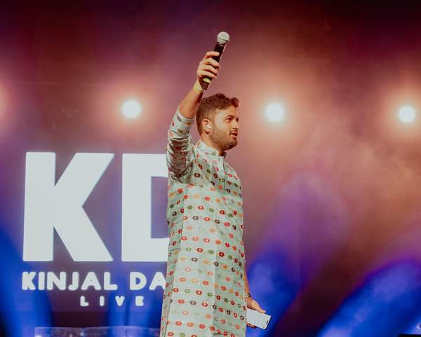 Aalsiiindian hosting Kinjal Dave Live concert in Toronto — hire comedian for event