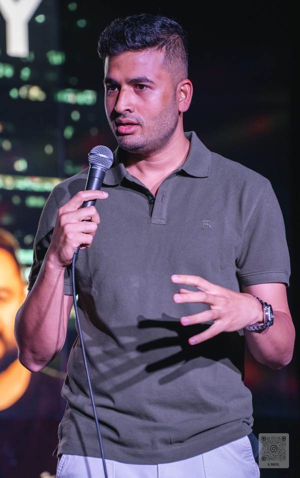 Aalsiiindian performing stand-up comedy — hire Indian comedian Toronto